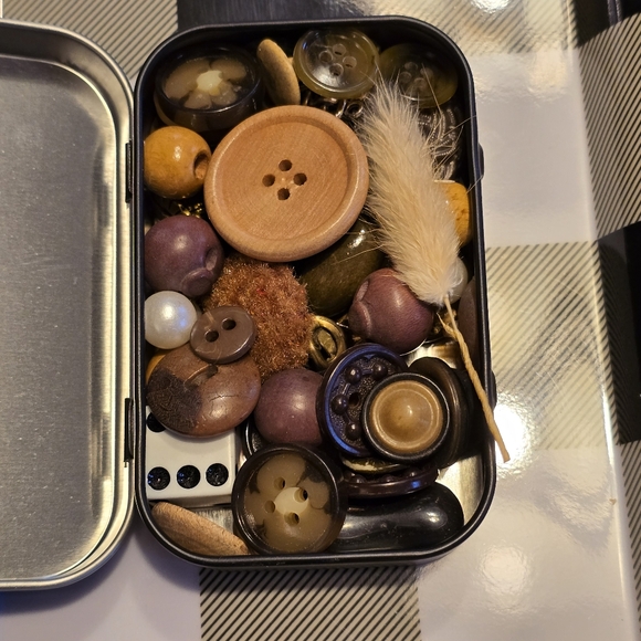 Crows Mystery Treasure Tin Brown Items - Picture 2 of 4